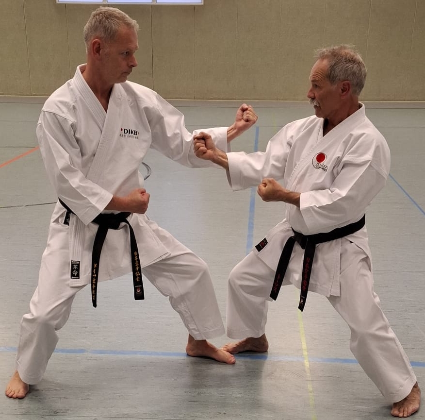 Zwei Karateka beim gemeinsamen Training